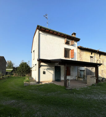 PORZIONE DI CASA DI TESTA CON AMPIO TERRENO CIRCOSTANTE