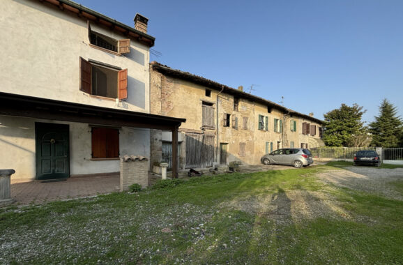 PORZIONE DI CASA DI TESTA CON AMPIO TERRENO CIRCOSTANTE