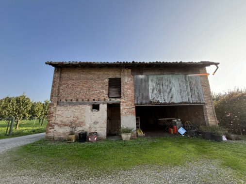 PORZIONE DI CASA DA RISTRUTTURARE CON TERRENO