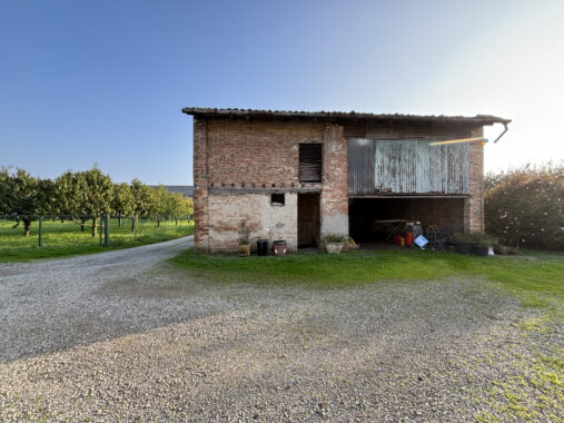 PORZIONE DI CASA DA RISTRUTTURARE CON TERRENO