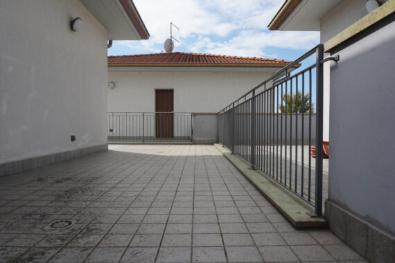 TRIFAMILIARE CON GIARDINO E TERRAZZO