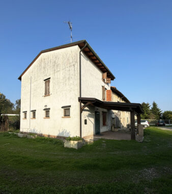 PORZIONE DI CASA DI TESTA CON AMPIO TERRENO CIRCOSTANTE