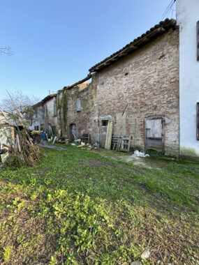 PORZIONE DI CASA DI TESTA CON AMPIO TERRENO CIRCOSTANTE