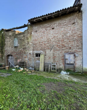 PORZIONE DI CASA DI TESTA CON AMPIO TERRENO CIRCOSTANTE