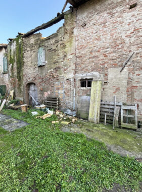 PORZIONE DI CASA DI TESTA CON AMPIO TERRENO CIRCOSTANTE