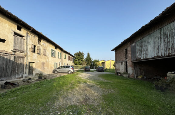 PORZIONE DI CASA DI TESTA CON AMPIO TERRENO CIRCOSTANTE