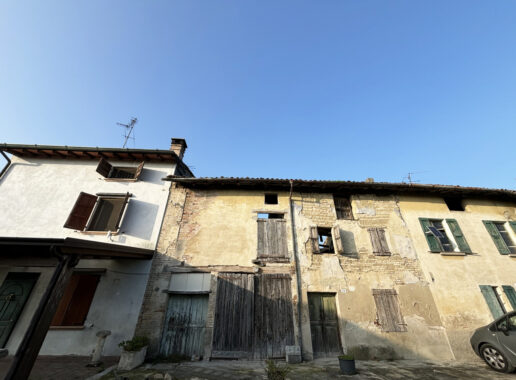 PORZIONE DI CASA DI TESTA CON AMPIO TERRENO CIRCOSTANTE