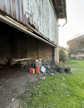 PORZIONE DI CASA DI TESTA CON AMPIO TERRENO CIRCOSTANTE