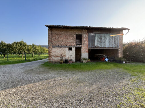 PORZIONE DI CASA DI TESTA CON AMPIO TERRENO CIRCOSTANTE