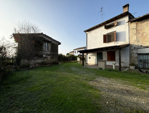 PORZIONE DI CASA DI TESTA CON AMPIO TERRENO CIRCOSTANTE