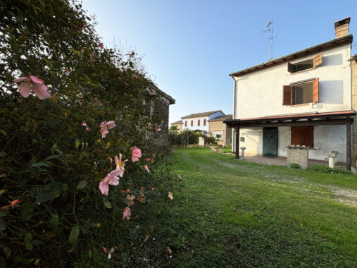 PORZIONE DI CASA DI TESTA CON AMPIO TERRENO CIRCOSTANTE