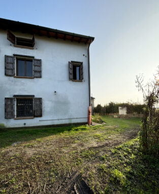 PORZIONE DI CASA DI TESTA CON AMPIO TERRENO CIRCOSTANTE