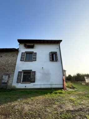 PORZIONE DI CASA DI TESTA CON AMPIO TERRENO CIRCOSTANTE