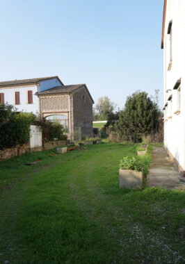 PORZIONE DI CASA DI TESTA CON AMPIO TERRENO CIRCOSTANTE