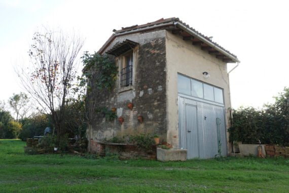 PORZIONE DI CASA DI TESTA CON AMPIO TERRENO CIRCOSTANTE