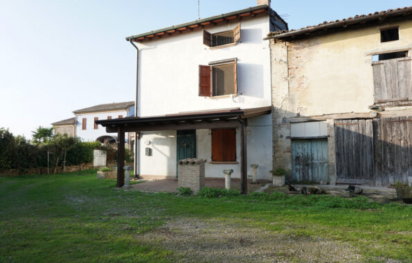 PORZIONE DI CASA DI TESTA CON AMPIO TERRENO CIRCOSTANTE