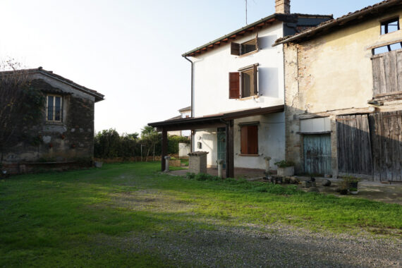 PORZIONE DI CASA DI TESTA CON AMPIO TERRENO CIRCOSTANTE