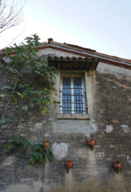 PORZIONE DI CASA DI TESTA CON AMPIO TERRENO CIRCOSTANTE