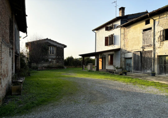 PORZIONE DI CASA DI TESTA CON AMPIO TERRENO CIRCOSTANTE