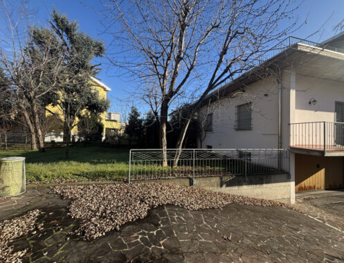 QUADRILOCALE CON GIARDINO IN BIFAMILIARE