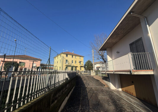 QUADRILOCALE CON GIARDINO IN BIFAMILIARE