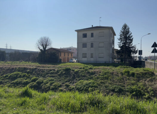 PORZIONE DI BIFAMILIARE CON AMPIO GIARDINO